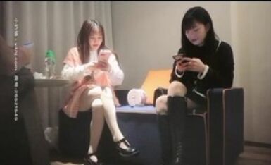 大屌哥高价约两01年萝莉萌妹双飞，一人一套连体网袜，帮忙抬腿看着姐妹被操