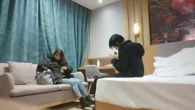 【文曲探花】，新人小伙，酒店约小少妇，网袜情趣装，黑森林中淫水不断