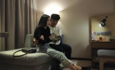 加钱哥深夜年轻嫩妹，喜欢暗一点的氛围，开档吊带丝袜，扶着细腰后入猛顶