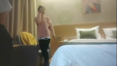 小黑鸭开盲盒寻欢，开到个丸子头小少妇，口活真的棒吸的老哥爽叫，抬起大白腿猛操