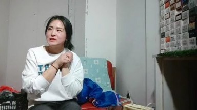 【大内密探008】泡良高手，带良家回宿舍，喝酒聊天多哭了，推到要操逼，扣骚逼振动棒伺候，后入爆操大屁股