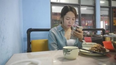 【胖子工作室】再约良家珠宝女，吃完饭带回酒店操逼，推到强吻扒掉裤子，扛起腿就是爆操，仙丹加持很猛