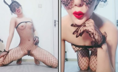 黑丝情趣装诱惑的小骚逼火辣激情艳舞诱惑狼友，淫声荡语不断拿着假鸡巴不停的抽插骚穴呻吟，浪叫不止好刺激