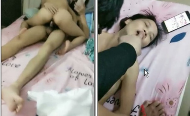 異地打工夫妻下海,找個年輕帥氣小鮮肉來3P,小弟激動不行,硬邦邦把臊妻幹的加緊腿