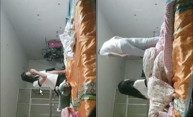 【大内密探008】，懵懂少年偷拍18岁女友，极品娇嫩胴体，一直疲软无怨无悔吹硬插入