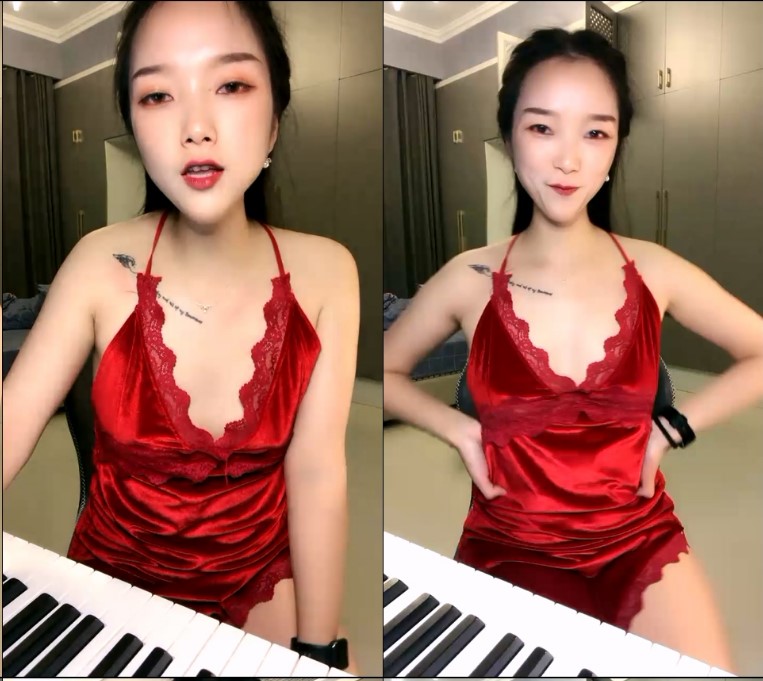 才艺女主播钢琴老师直播教学，全裸大秀边弹边唱一曲动人，揉奶玩逼特写展示，性感热舞非常诱人精彩不要错过