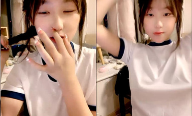 极品学妹来袭，全程露脸乖巧可爱，圆润坚挺的骚奶子自己揉捏陪狼友撩骚，特写逼逼给狼友看自己抠深夜可射