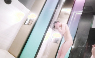 澡堂子偷拍圓臉蛋身材勻稱 一對大奶堅挺飽滿 洗的特別細致的少婦