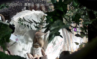 2023-5-21新片速遞情趣酒店綠葉房高清偷拍❤️高顏值美女穿上性感情趣男友挑逗斯文男友做愛