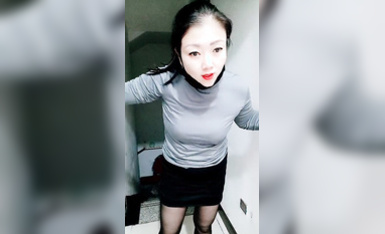 劇情演繹要命的嫂子樓道里勾引要飯的傻子，揉奶玩逼口交大雞巴，讓傻子舔逼揉奶爆草，無套抽插內射中出刺激