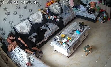 2021六月流出黑客破解家庭网络摄像头高清偷拍下午不用上班和媳妇在家里客厅沙发啪啪对白清晰