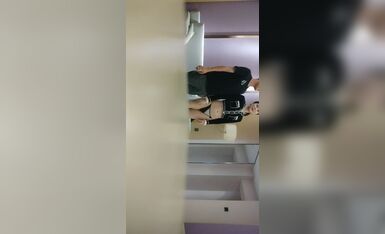 牛屌探花马尾辫外围少妇，短裙丁字裤付完钱开操，镜头前展示口活很不错，后入撞击表情清晰可见