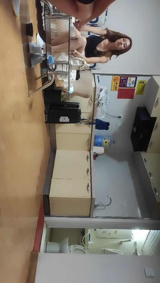 著名圈主张总约良家修长美腿御姐密码房，双腿肩上扛大力撞击，深喉口交活不错大屁股骑乘