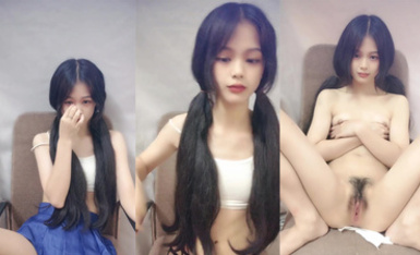 雙馬尾卡哇伊小蘿莉【太平公主】清純甜美少女，脫光光貧乳嫩穴，跳蛋震小騷逼，跪在椅子，翹起美臀特寫