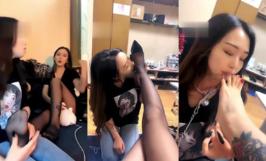 高顏值紋身S女王【沐夏大大】開發調教漂亮閨蜜當M性奴，舔鞋底舔腳好性感好淫賤