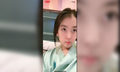 吐血推荐，还在就读高中的18岁娃娃音超级无敌嫩妹子，长得太标致太无敌可爱了，全身粉嫩，前凸后翘 干净白里透红的粉穴 (2)