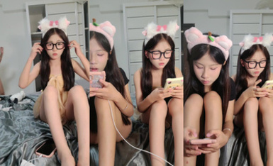 【糯米和小蟲】19清純少女姐妹花②，黑框眼鏡卡哇伊，脫光光跳蛋震穴，微毛超粉嫩小騷逼，一起翹起屁股看穴