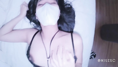 越南騷浪反差妹「Miuzxc」深夜在家穿著情趣黑絲內衣偷情男鄰居無套外射