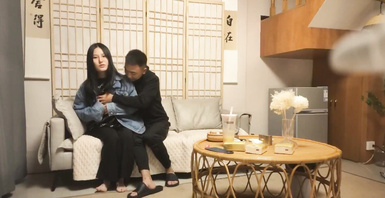 花臂紋身騷貨，開如挺文靜，脫衣後不是同一人了，更要在沙發上操手指扣穴調情正入一頓輸出