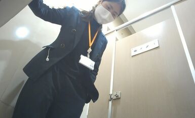 大胆坑神潜入国内某商业广场女士卫生间双视角偸拍多位美眉方便高颜值美女很小心对着镜头看了两眼