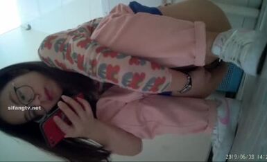 【厕拍新品】█魔手☛外购█精品厕拍【前后景】（小靓妹自摸）28V（上）