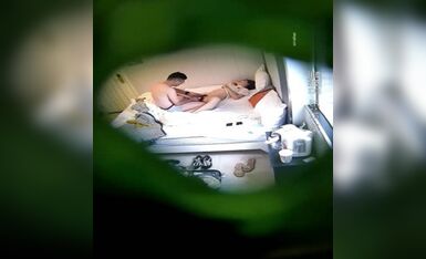 破解酒店【安防摄像头】 偷拍眼镜白领星期天约炮单位女同事开房先用小震棒热身.