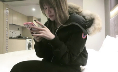 高顏值黑色外套大奶妹子，脫衣後我破防了，黑色網襪特寫手指快速扣逼後入猛操