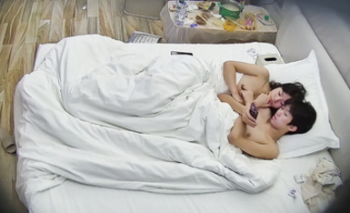 [酒店流出] 小情侶入住兩天，男的就沒下過床，美女的小穴都快被操麻了，吃奶，扣逼，抱著女友的大長腿怎麼都操不夠 (4)