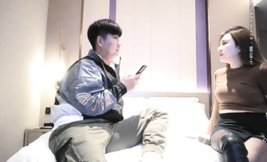 微坦的天花板，騷氣大胸女模，玲瓏有致魔鬼身材，操的妹子呻吟嬌喘連連