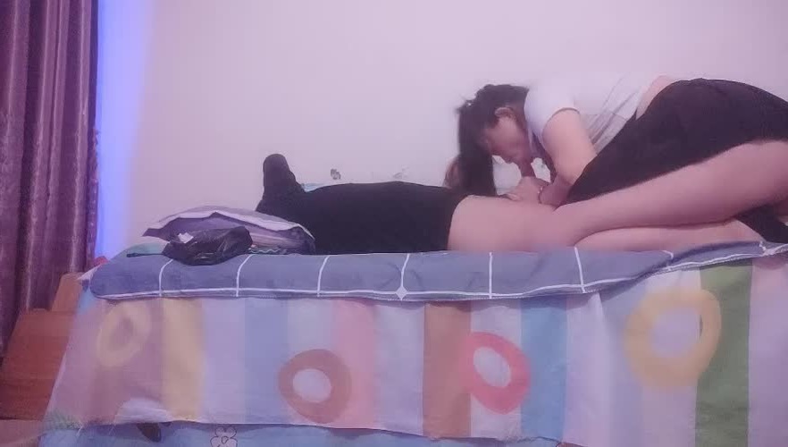 街头探花红灯区走遍大街小巷，年轻小少妇150一次，走进小房间直接开操，扶着大屁股猛力撞击