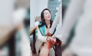 外卖店老板娘真空装上阵，开着店门偷偷播漏出奶子揉捏，勾搭小哥激情啪啪，关上门就开干口交大鸡巴后入抽插