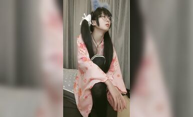 专属小女友00后双马尾萝莉，微毛粉嫩小穴，跳蛋振动棒齐上场，娇小身材扶细腰后入，萝莉型中的极品