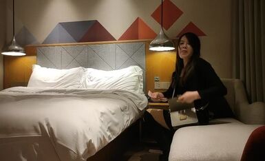 约黑靴包臀裙轻熟女，现金支付揉穴爆插小嘴，翘着屁股口交，骑乘打桩激情猛操，操的啊啊直叫