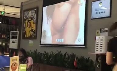 这个饭店NB啊 餐厅大屏幕公然播放啪啪视频 男女老幼生意还不错