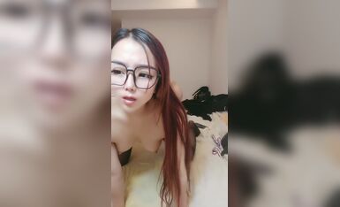 黑丝露脸小甜心激情大秀啪啪，给小哥口交大鸡巴，清纯的颜值风骚的表情配合小哥的各种抽插，浪叫呻吟刺激