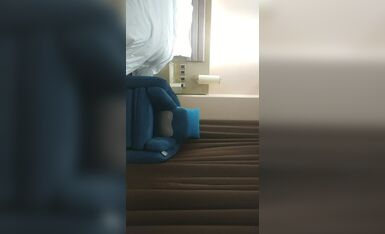 《用利抽插》约操很能喷豹纹少妇，花臂纹身一线天肥穴，深喉大屌后入爆操，搞完看床上湿了一片