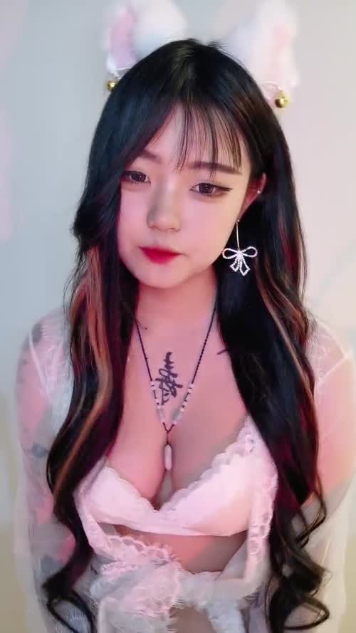 童颜大奶风骚迷人情趣诱惑，渣女纹身全程露脸全裸自慰骚穴，火辣热舞奶子比心，骚逼特写精彩刺激不要错过