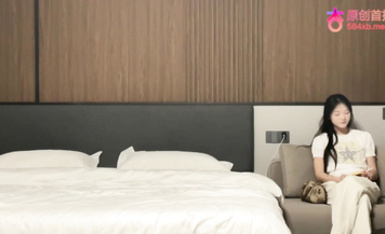 探花歐陽克❤️約了一個18歲的大花腿妹妹中途本想玩一個拔套但是套子太緊了不好操作沒想到最後把套子干破無套內射