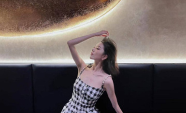 顏值蠻耐看的白嫩御姐少婦，私下裡和炮友約炮，穿開襠黑絲對鏡後入抽插