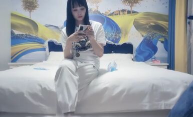 小姑娘年纪轻轻奶子就有点下垂了