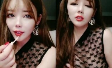 丰乳肥臀烈焰红唇女神级刚下海美女，情趣装拨开丁字裤，大黑牛震动肥穴